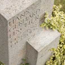 Das Grabmal wurde aus schwedischen Halmstad-Granit gefertigt. Die Oberflächen wurden gestockt, die Schrift keilvertieft gehauen und anthrazit getönt.