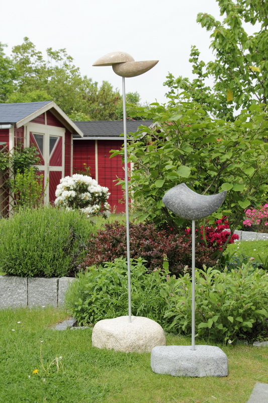 Schwebende Steinobjekte auf Metallstangen für Ihren Garten.