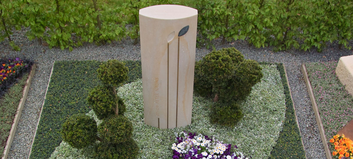 Grabmal aus Obernkirchener Sandstein
